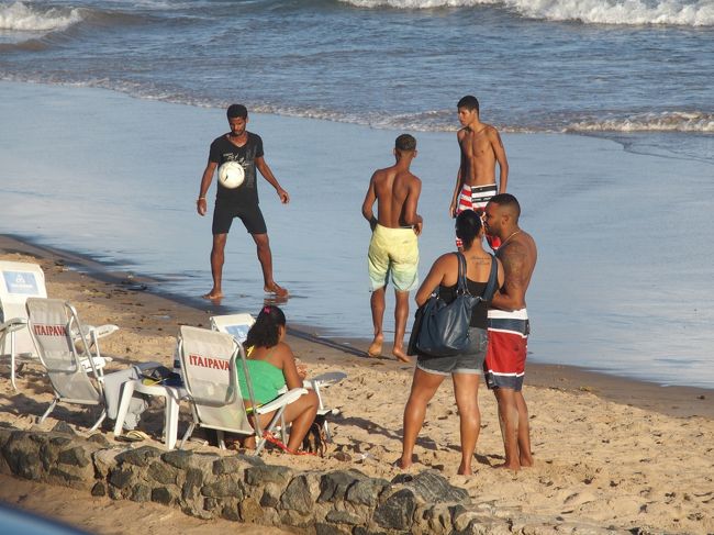 こういうビーチでもビーチサッカーをやってる