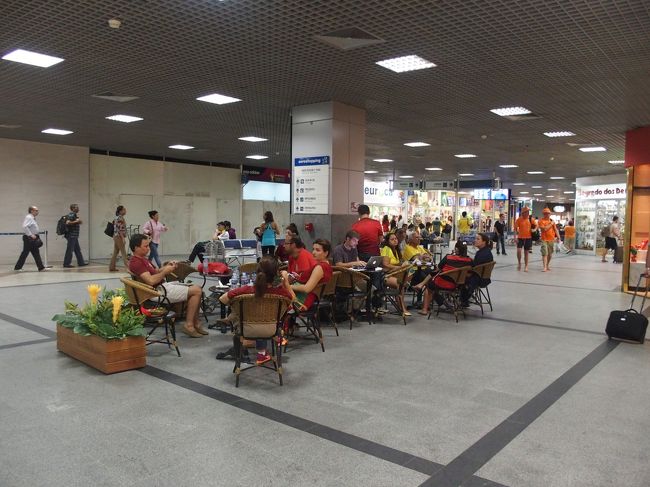 搭乗を待つPortugalサポ