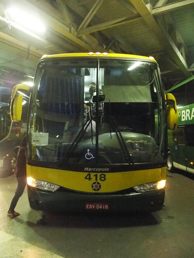 明日はBeloHorizonteでBelgium-Algeriaを観戦予定だったのだが、なんとバスの予約が全く取れない！キックオフが13時ということで翌朝の便では間に合わないし、周囲の街への夜行バスも全て満席。ヒコーキが時間通りに飛ぶかはっきりしなかったので事前予約をしてなかったのだがこれが大失敗だった。この旅初めてド派手にやらかすことに。。。<br /><br />こんな夜遅くにRioで宿を探す気力もないし明後日はMaracanãなのでこの時間では選択肢はほとんどなく、結局空席のあったSão Paulo行きのバスに飛び乗ることに。やれやれ。<br /><br />後日Algeriaの監督だったハリルホジッチが日本代表監督に就任し、この名前を聞く度にこの日の悪夢を思い出すことに（苦笑）