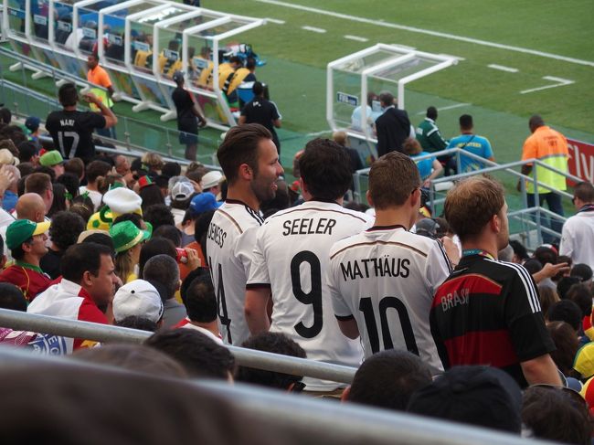 過去の名選手のネームを入れたユニを着るゲルマンサポ。一番左は見づらいけどHoeneß