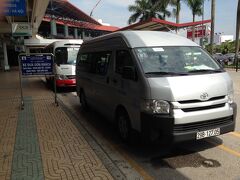 わざわざシャトルバスでＴ１へ移動。
見つけましたバスも看板も。しかし、ドライバーがどこにもいないし、周りにも全く人気がない。
アライバルのフライトはチェックすると、2時間以上ない。
これはあかんとミニバス移動を諦めタクシー乗り場へ。