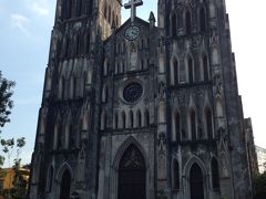 空港でもたもたしたせいで16時より観光開始。
フロントで観光の情報収集。
ホーチミン廟は午前中のみ、タンロン遺跡ももう入場出来ない。
旧市街のナイトマーケットへ行けとのアドバイス。

まずは歩いてすぐのハノイ大教会へ。
黒ずみ感がいいです。