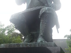 熊本城へ向かう途中に清正公の銅像がありました。
熊本の戦国大名加藤清正ですが、地元では親しみを込めて
「せいしょうこさん」と呼ばれているそうです。
曇っているにもかかわらず逆光でこんな写真になってしまいました。
