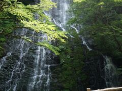 そんなに大きい滝ではないけど周辺の木々とマッチしていて素晴らしい。

そもそも今回の旅のキッカケはこの滝の写真を見たから。