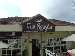 【カフェ・ジア・グエン Cafe Gia Nguyen】

グエンチータン通りの斜面にはカフェが数軒並んでいる。
どの店も変わり映えしないが、何となくここが清潔そうだった。