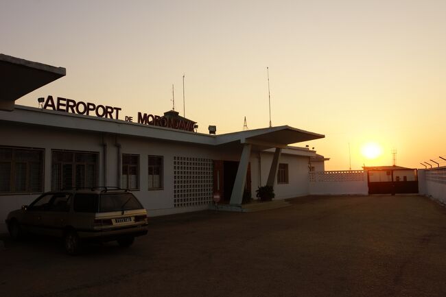 モロンダヴァの空港でサンライズを拝みました。