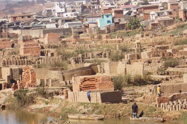 川沿いでは大量に日干しレンガが作られていました。