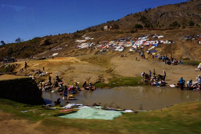 こちらもマダガスカルで見慣れた洗濯の光景です。