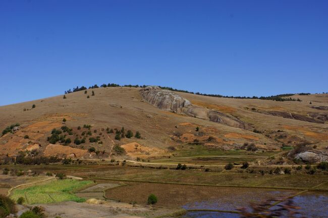 途中　巨大な岩をところどころで見ました。