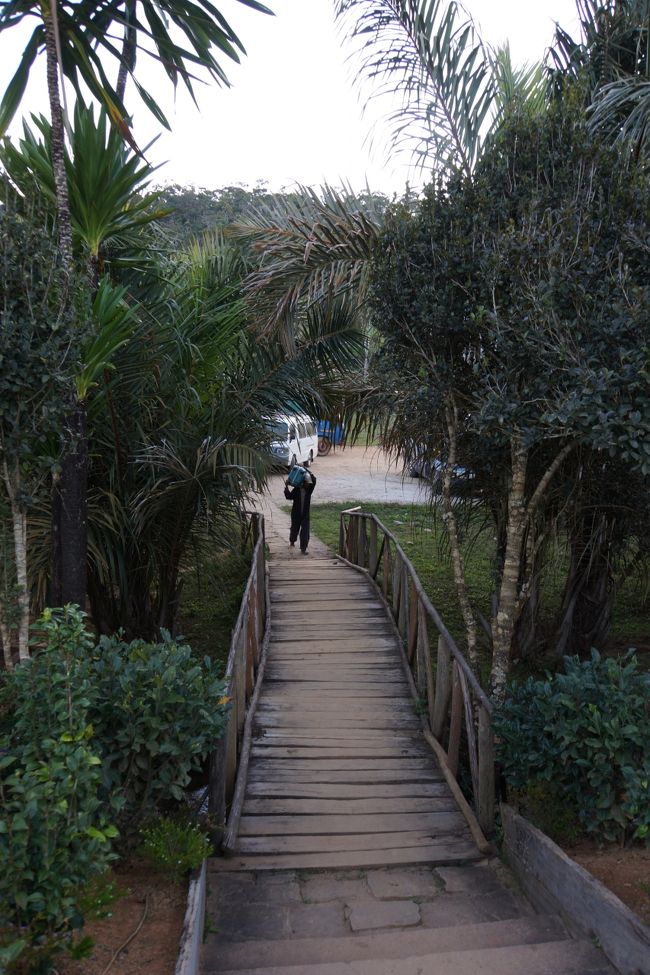 駐車場からは徒歩でエントランスへ向かいます。
