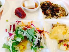 今朝はジーマミー豆腐と、紅芋てんぷら、昆布の煮物に、あんかけ卵豆腐とサラダです。他には海ぶどうとスイカを食べました。フルーツと沖縄料理は、昨日とメニューがちょっと違ってました。紅芋のてんぷらが美味しすぎた！