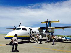 11時発のプロペラ機で那覇へ。出発ロビーには、お土産屋さんが並んでました。友達オススメのゆき味噌が売ってたので買って乗り込みます。