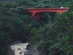 その下流には海に直接流れ落ちるトローキの滝がある。ここも今日は水量豊かで豪快だ。
