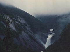 雨の多い屋久島には多くの川と多くの滝がある。百選では前述の大川の滝を選んだようだが、おれならこっちだな。千尋滝。