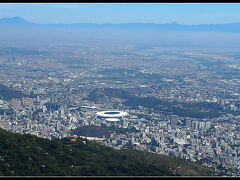 コルコバードの丘（キリストの像）からも見る事が出来るこのスタジアム。