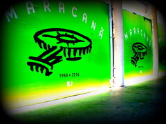 1950-2014.....と書いてあります。実に64年前……。地球の逆側では「朝鮮戦争」が勃発した時期に.......ブラジル人達は、ここで戦っていたんです……。遊びではありません。南米ではサッカーは国力を争う戦いといっても過言ではありません....。

ちなみに「ＲＪ」は、リオ（Ｒ）デ（Ｊ）ジャネイロの略称。