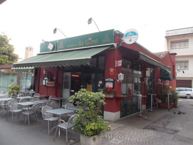 散歩をして今日の夕食をとるレストランを見つけてきました。<br />このレストランはセントラーレホテルから徒歩２分で、小さいけれども奥にテーブルがあり、食事ができます。