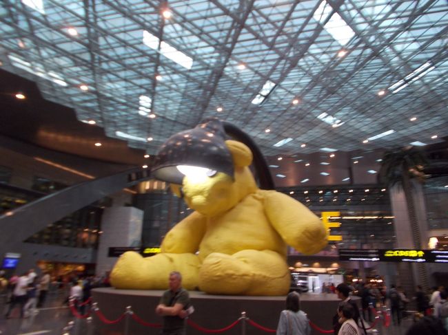 最近のヨーロッパ行きの格安ツアーではカタール航空やエミレーツ航空が使われており、ここで乗り継ぎをします。以前エミレーツ航空でドバイ空港を利用したことはありますが、ドーハ空港は初めてです。<br />ドーハと言えば、我々の世代では、サッカーの「ドーハの悲劇」を思いだします。また、2022年のサッカーのワールドカップはカタールで開催される予定です。<br />このマスコットはドーハ空港内のメイン通りにあるクマのようなシンボルです。何かフナッシーのようにも見えます。