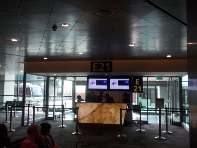 ドーハ空港では、ベネチア行きの搭乗口を確認して歩いて移動します。<br />ドーハ空港はかなり広い空港で歩いて移動すると１５分以上かかりました。<br />また、空港内では、高齢者用に車に乗せてくれます。<br />空港内にモノレールが走って降りましたが、まだ試運転中だそうです。近いうちに利用できると思います。<br />ここは、ベネチア行きの搭乗口で、成田から来られた乗客と合流です。飛行機まではバスで移動します。