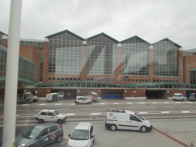 15日14時にベネチアのマルコ・ポーロ国際空港に到着です。<br />日本とベネチアは７時間の時差がありますので、日本時間では15日の午後９時ということになります。<br />ちょうど、14日の午後9時頃に家を出ましたので、24時間かかったことになります。