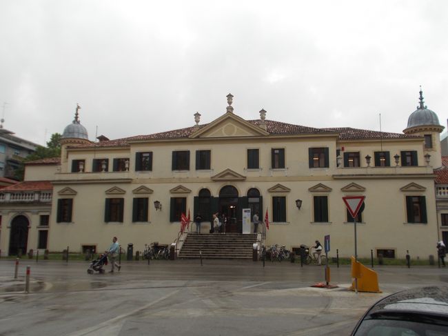 長旅の疲れを取り、室内でシャワーを浴びてから、ホテルの近くを散歩しました。<br />ここは、ホテルのまん前にあった建物ですが、何の建物かはわかりません。<br />この建物の右には大きなスーパーマーケットがあります。