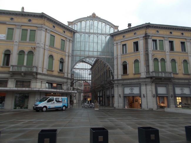 ホテルの人に見どころを教えてもらい散策しました。<br />何かヨーロッパ風の広場と建物が見えます。本屋、家具屋さん、お土産屋さん、レストランなどがあります。