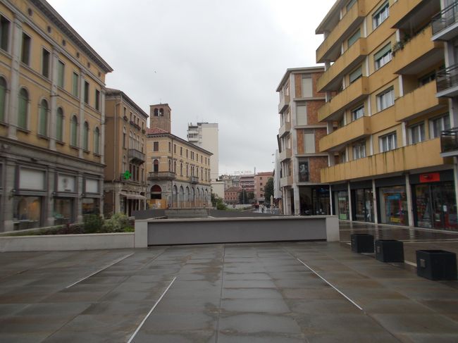 ここは、広場になっていますが、下には川が流れています。<br />今日は土曜日の午後なのであまり人がおりませんが夜になるとにぎやかになるそうです。