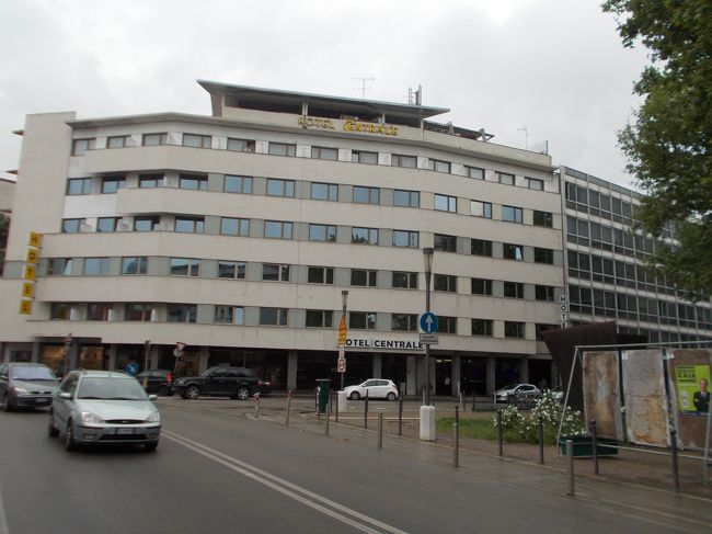 空港からはバスでベネチア市内のセントラーレ・ホテルに向かいます。<br />ホテルはあまり立派とは言えませんが、日本のビジネスホテルクラスです。<br />船に乗る前の寝るだけですから仕方ありませんね。