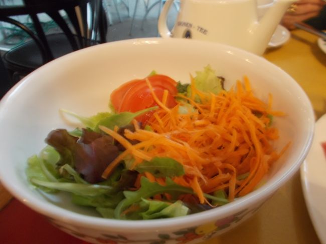 これは、地元の生野菜。