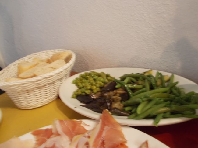 パン、野菜と豆の煮物です。<br />妻は、この煮物がおいしいと気に入ったようです。<br />夕食代金はこれだけ食べて約50ユーロでした。<br /><br />夕食後は、疲れていたので早めに就寝です。<br /><br />さあ、明日は、10年ぶりのベネチアのマルコ広場の観光です。