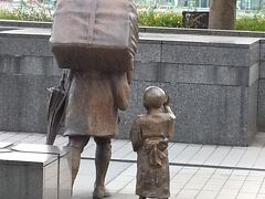 富山駅前には　薬売りらしき銅像さんがいます