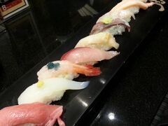 夕食は富山駅構内　きときとマルシェの回転寿司へ
いろんな種類が少しづつ味わえるこういうセット
大歓迎
美味しかったです♪