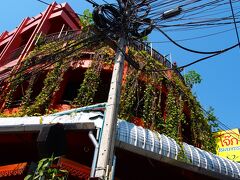 朝から見事な青空が広がっている。
ゲストハウスに朝食は付いていないので、旧市街の北側…ゲストハウスからも徒歩数分の赤い外観が目立つお粥の有名店“JOK SOMPET RESTAURANT”へ。　