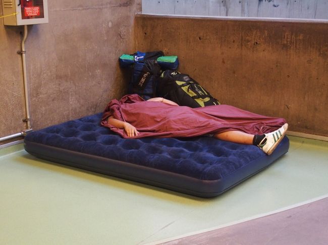 バスターミナルではエアベッドで寝てる奴がいる（笑）