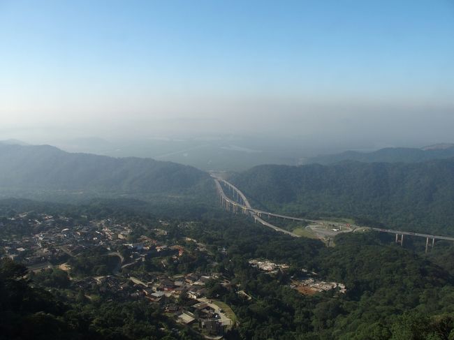 São PauloとSantosは50km程度しか離れてないのだが標高差が800mあって、こんな山道を下ることに