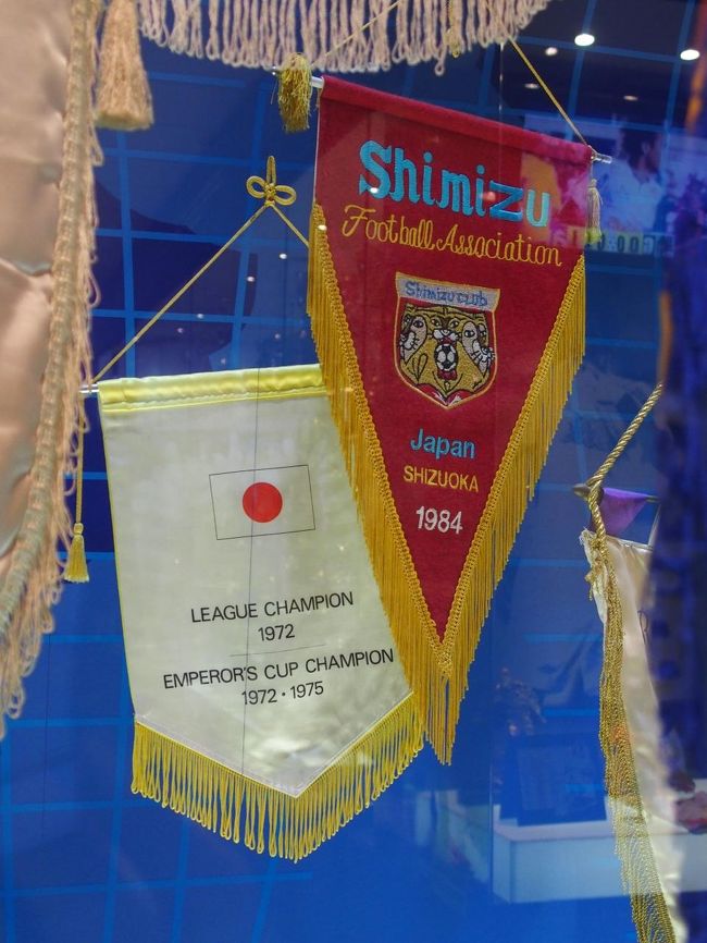 清水FCとは清水市選抜チームか。日の丸のペナントは日立（現柏）らしい