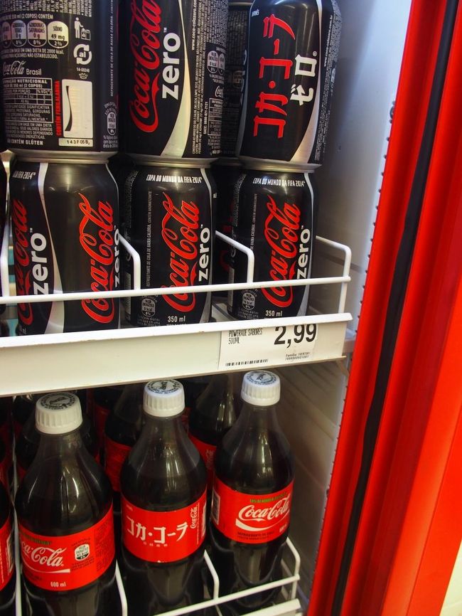 近所のスーパーではこんなコカ・コーラを売ってた（笑）