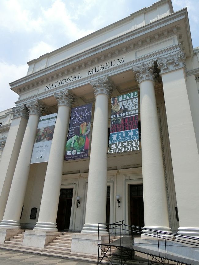 リサール公園の近くに堂々とした「National Art　Gallery」がある。「国立」という名前の通り、展示は大変充実していて、フイリピンの芸術を理解する上で必至の博物館だと言える。<br /><br />元来、National Musuem はひとつであったが、2007年に美術部門が独立してNational Art Gallery となり、元の博物館はNational Musuem of Filipino People となった。<br /><br />この建物はもともと The House of the Representatives (上院議事堂 ) と言い、1990年代まで議事堂として使われていた。<br /><br />館内ではフラシュ無しならば写真撮影はすべて可能で、地元の方々も皆盛んに写真を撮っていた。しかし、あまりにも写真を撮ることに集中してしまうと、肝心の作品鑑賞がおろそかになるので、ほどほどにした。