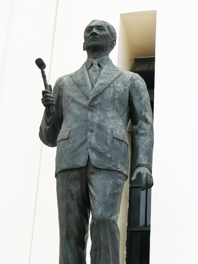 入り口わきに彫刻家らしき人物の銅像が建っている。