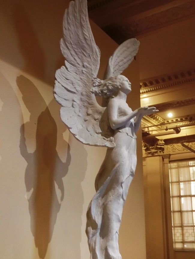 館内に入ってまず案内されたのは、The old Session Hall ( 旧セッション・ホール ）で、現在は Hall of Masters ( 巨匠の部屋 ) と言い、広い部屋には数点の大きな作品が置かれているだけである。最初に出迎えてくれたのがこの彫像である。<br /><br />作者は、Guillermo E. Tolentino、制作年は1933年。題名は未タイトル。