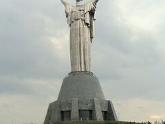 それがここ！キエフで一番好きな観光地！大祖国戦争博物館！ ウラー！！

この博物館の上には、写真のようなトンデモな大きさの銅像や、極めてソビエト的な銅像群がなどがいっぱいな素敵ソビエト空間なのです！東京でいうなら靖国空間であります！でも、ソビエトと日本では、ここまで違うってことを見せつけられてしまいます。大村益次郎もびっくりなのです！この銅像の大きさ（６２メートル、自由の女神の銅像部分のおよそ倍の大きさ）といい、躍動感ある兵士や労働者達の像、施設のポストモダンな造り方など、プロパガンダなデザインは秀逸である！