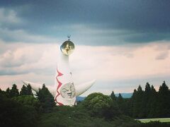 なんばから御堂筋線にのりかえて、千里中央→モノレールで万博記念公園で
スタジアムいくまえに万博記念公園によりみち。
夫が、太陽の塔を見たことが無いそうなので、ぜひこれは見せたかったの！
駅をおりたらいきなり太陽の塔。
予想以上にでかい！との感想。
そうでしょーそうでしょー。