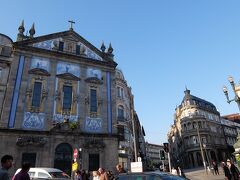 青い装飾タイルで飾られたファザードがステキです