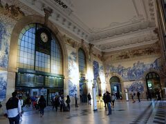 メトロのSao Bento 駅の横に　ポルトガル鉄道のSao Bento 駅があります
