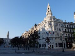 奥の建物は市庁舎です