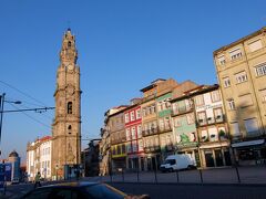 教会の塔の上からはポルトの町並みを見渡せるはずですが
入場は19時までです
こんなに明るいのに時刻は残念ながら19時半を過ぎています
ポルト郊外のホテルに着いたのが18時30分だったので仕方ありません。