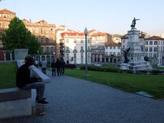 足の向くまま坂を下ったら美しい広場に着きました