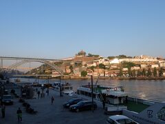 旧市街に面して流れるドウロ河の川辺です