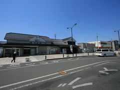 久慈駅より三陸鉄道に乗り1時間35分で宮古駅に着きました。

本来であれば、宮古駅からJR山田線に乗換えて釜石を目指すのですが、2011年（平成23年）に発生した地震の影響で未だに山田線・宮古駅〜釜石駅間（55.4km）は不通となっています。（全線開通の見込みは未定）

左側がJRの駅舎、右側（オレンジのラインがある建物）が三陸鉄道の駅舎です。