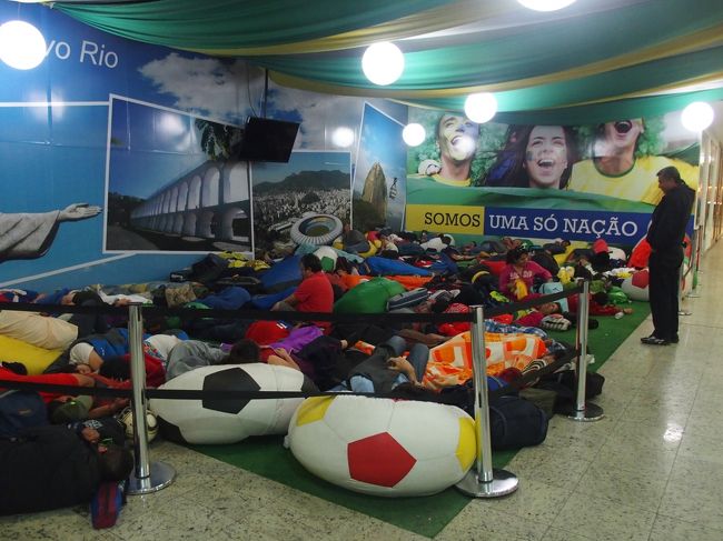 バスターミナルにこんな雑魚寝スポットがあってこの有り様